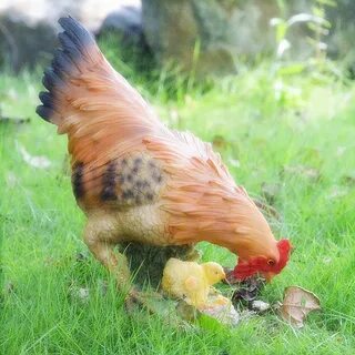 Маленькие петухи и курицы