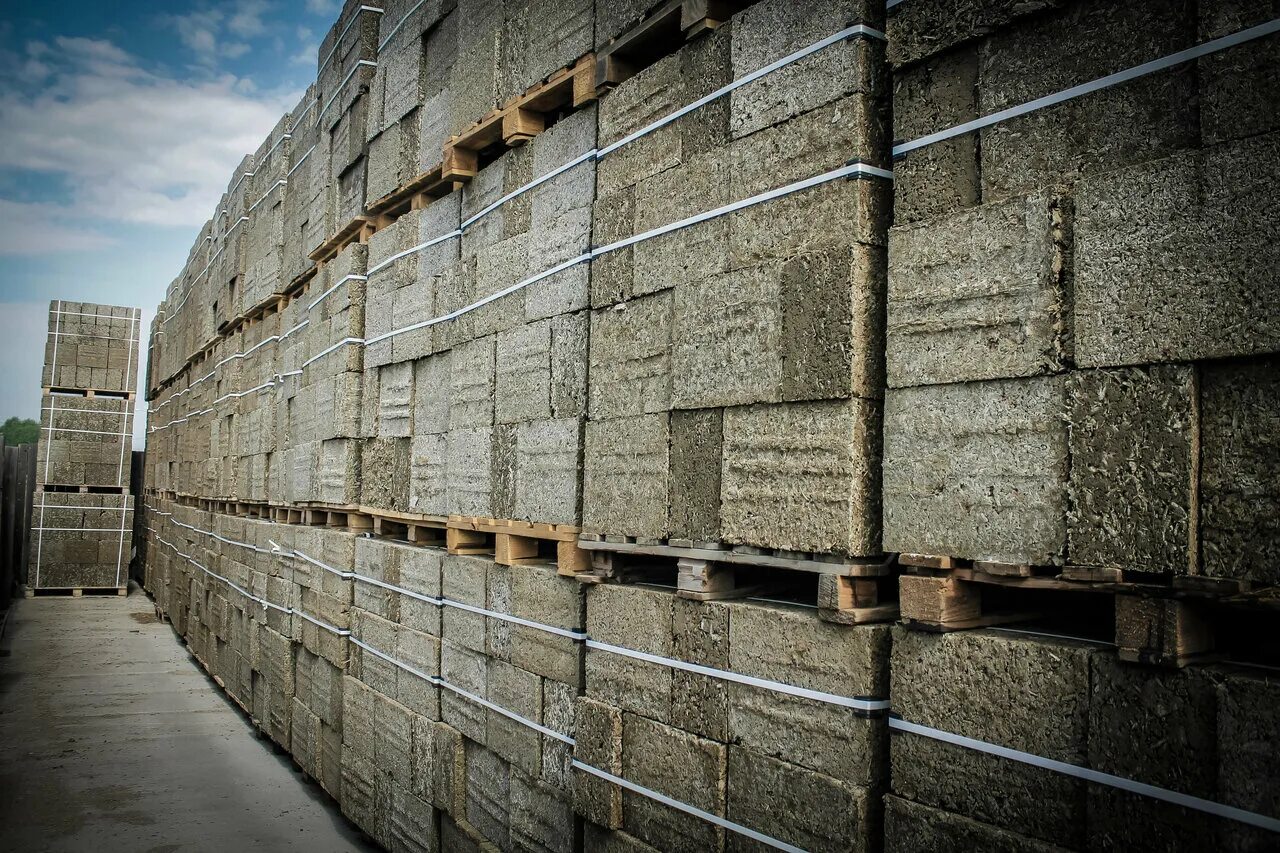 блоки абакан. складирование бетонных блоков. крупные стеновые блоки бр. стеновой блок с круглыми. размер бетоноблока.