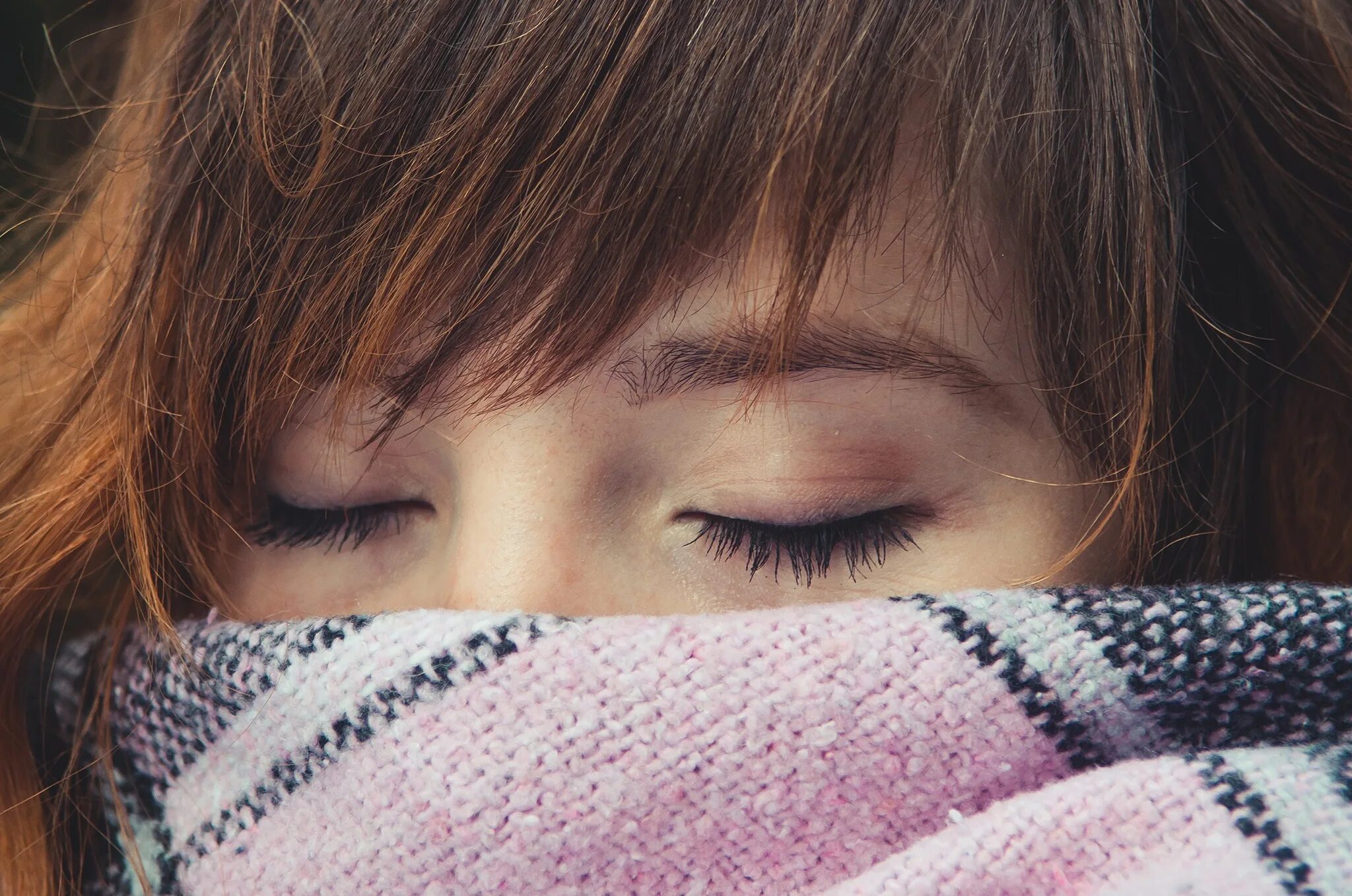 Девушка с рыжими волосами зимой. Платок для носа. Шапка лягушка вязаная. Валяный шарф мужской стильный. Шапка.