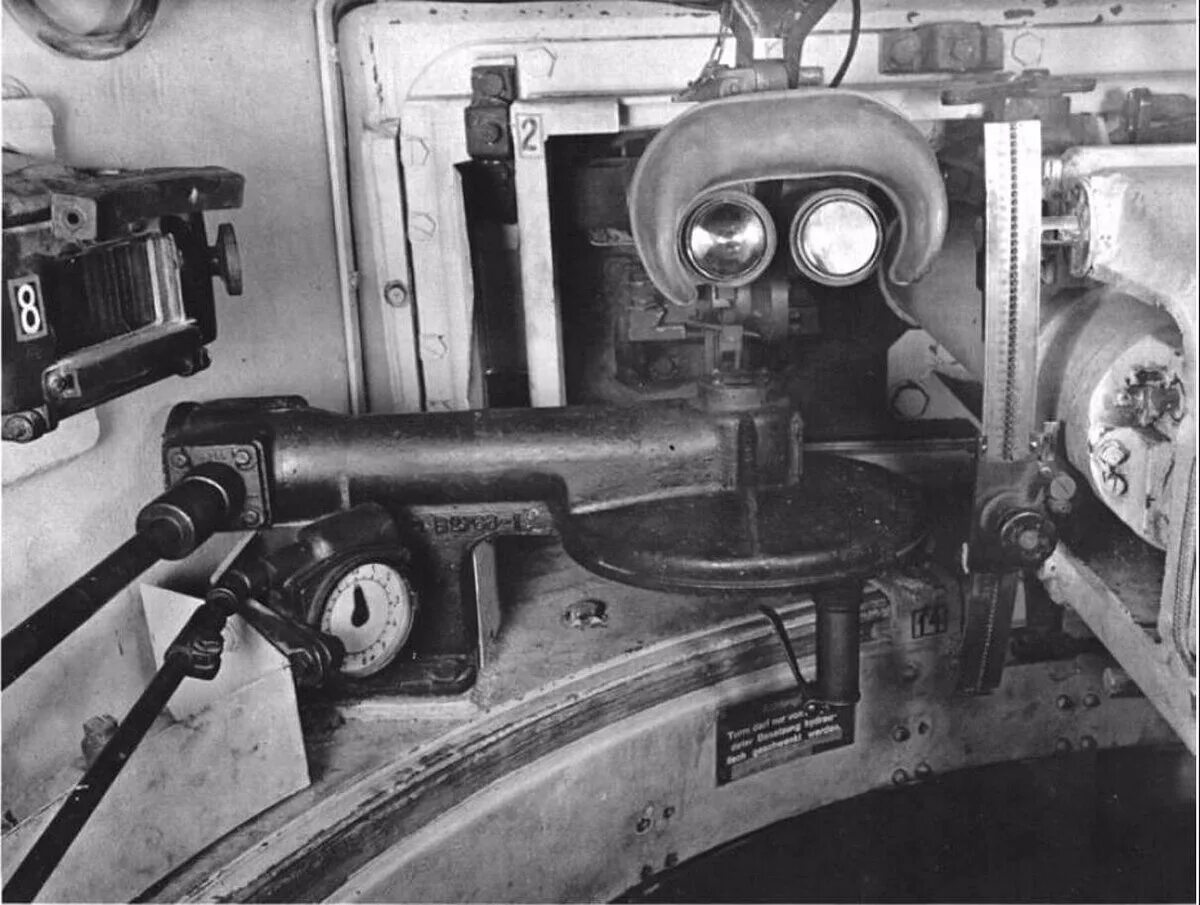 Тигр 1 внутри. Смотровой прибор мехвода танка pz -3. прицел танка тигр turmzielfernrohr 9b. внутри башни танка тигр 1. прицел танка т-34.