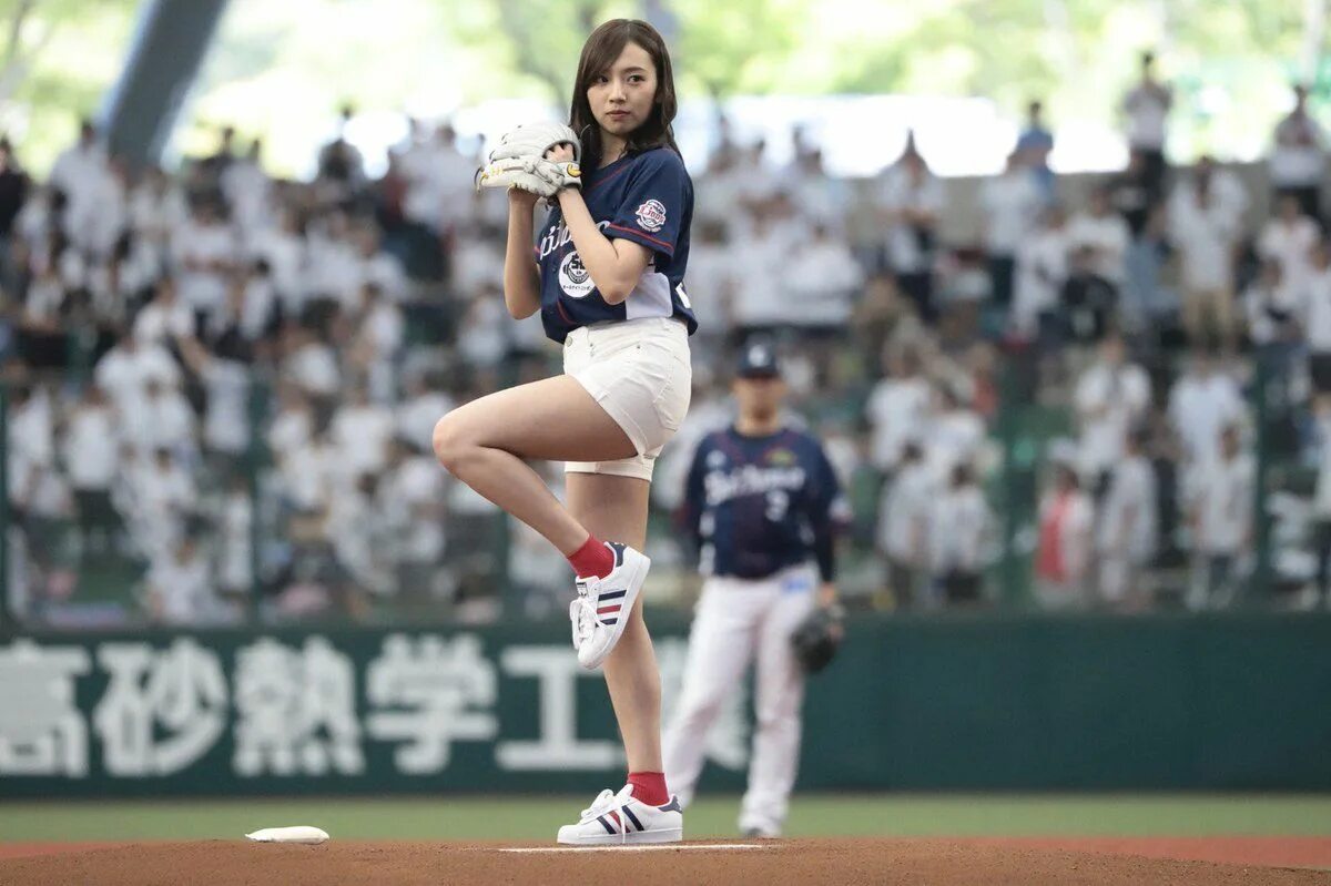 Девушки бейсбол. Фотосессия Бейсбол девушка. Японские бейсболистки. Японка Бейсбол. Японки на бейсболе танцы.