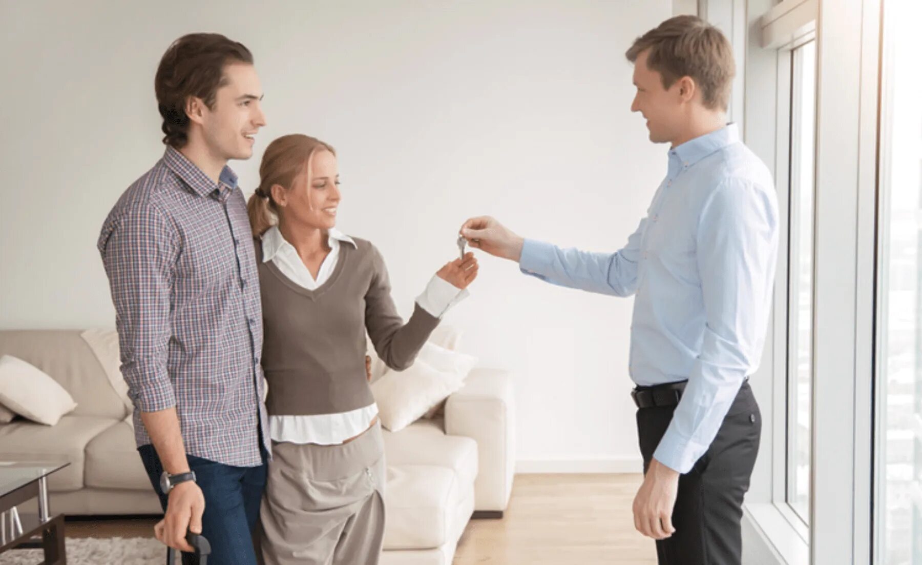 Человек в доме. Покупатель квартиры. Департамент люди. Арендодатель и съемщик. Человек продает квартиру.