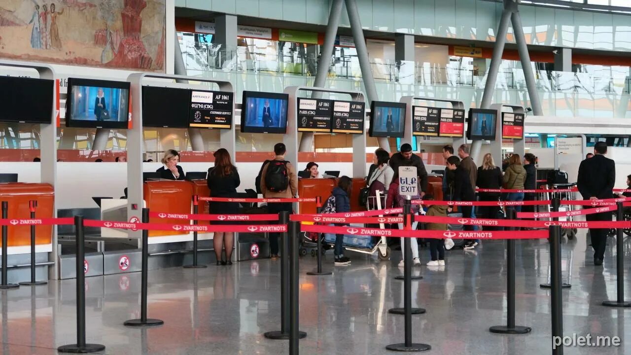 Аэропорт еревана табло прилета. Табло прилетов аэропорта звартноц. Ереван аэропорт звартноц табло прилета. Табло аэропорта звартноц. Ереван аэропорт звартноц табло вылета.