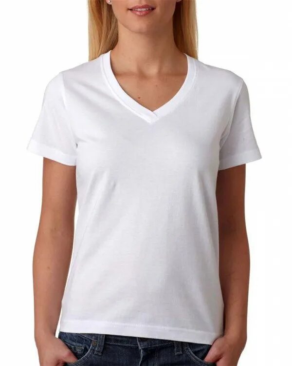 Футболки v вырез купить. Белая футболка женская. В образный вырез на футболке. Белая футболка с v образным вырезом. Женщина в белой футболке.