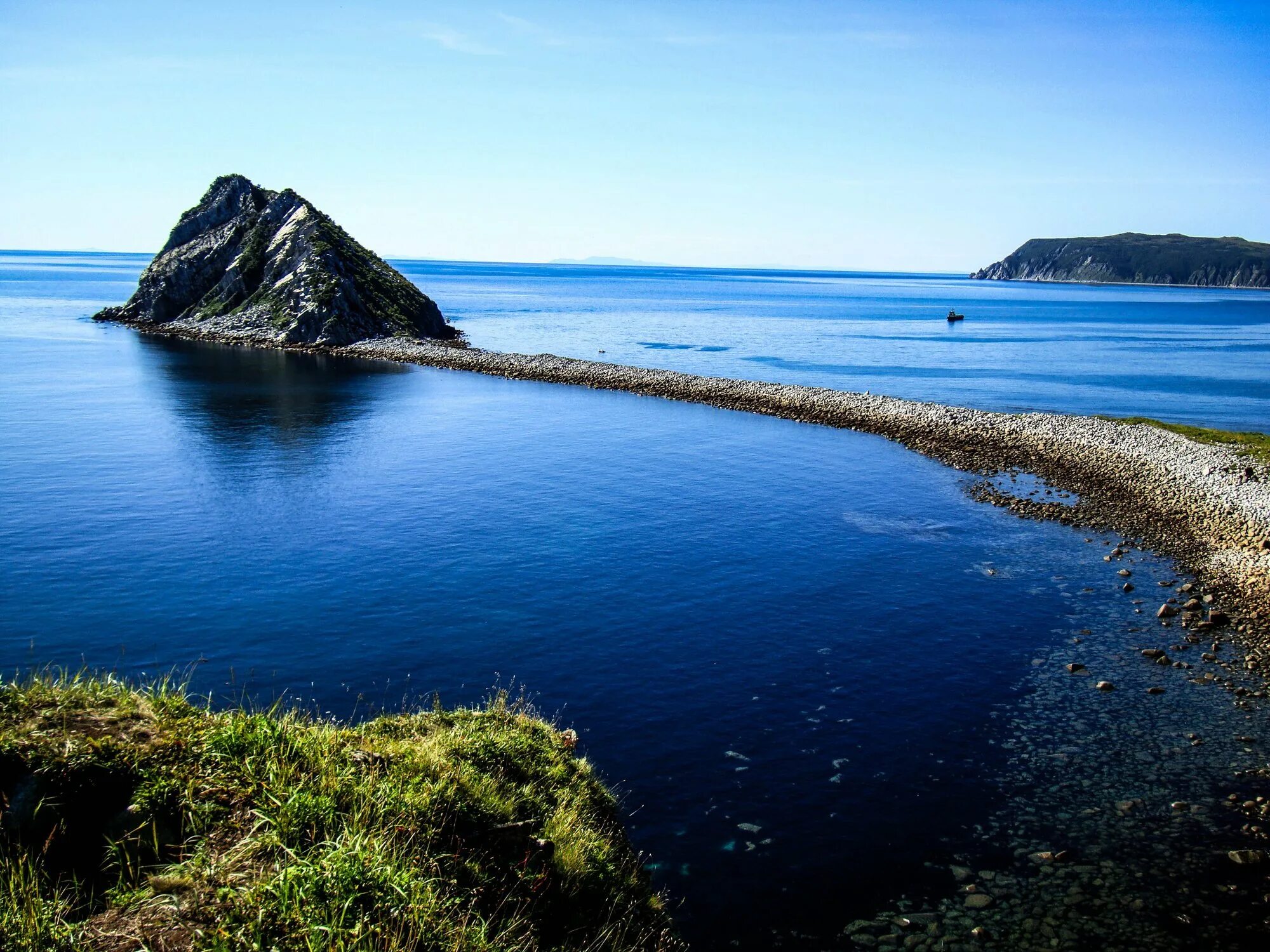 Российские острова в океанах. Остров Сахалин Охотское море. Морской заповедник Саут-Уотер-Кей,. Сахалин побережье Охотского моря. Шантарские острова Охотское море.