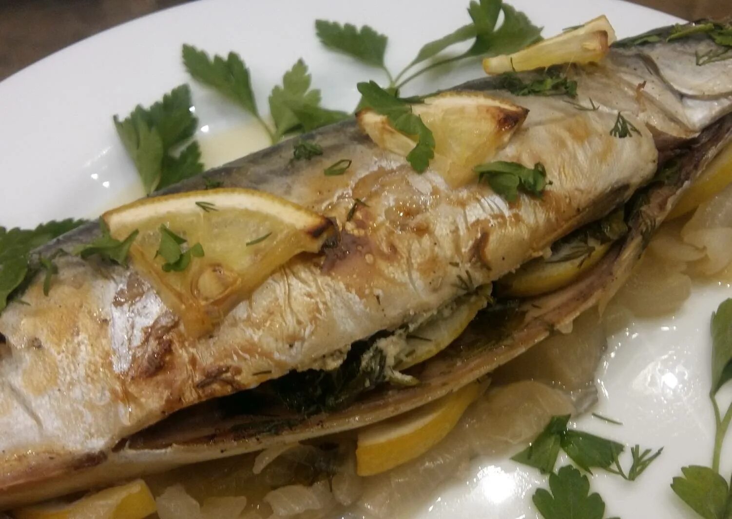 Самый простой рецепт скумбрии. Рыба фаршированная скумбрия. скумбрия в духовке самый вкусный. скумбрия запеченная. скумбрия запеченная в духовке.