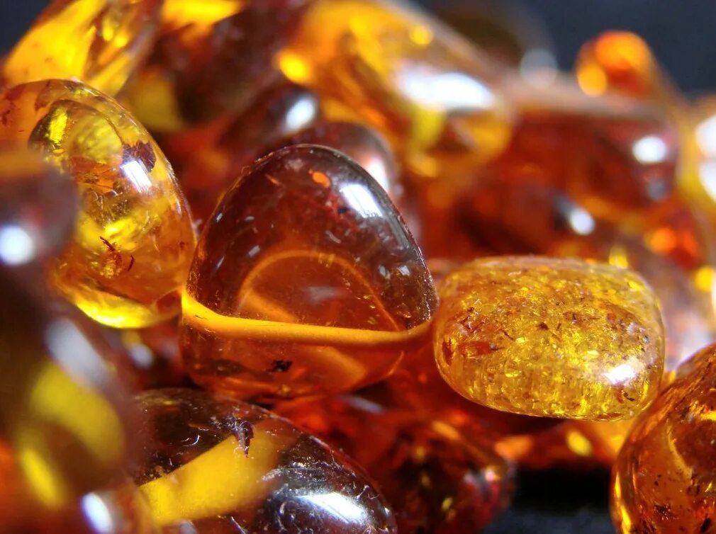 янтарь камни россыпь. янтарь камень эстетика. дроблёный янтарь. прозрачный янтарь. янтарь россыпь.