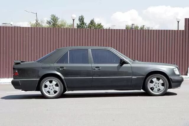 Мерседес амг волчок 124. Mercedes w124 купе. 124 видео. W124 спортлайн. W124 золотистый.