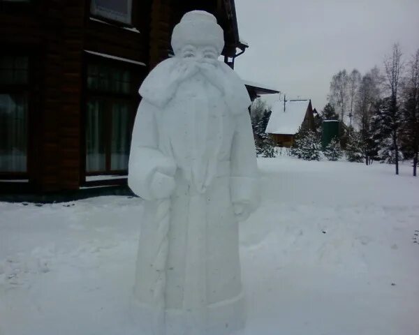 Дед из снега. Снежная фигура деда мороза. скульптура деда мороза из снега. фигура деда мороза из снега. снежный дед мороз.