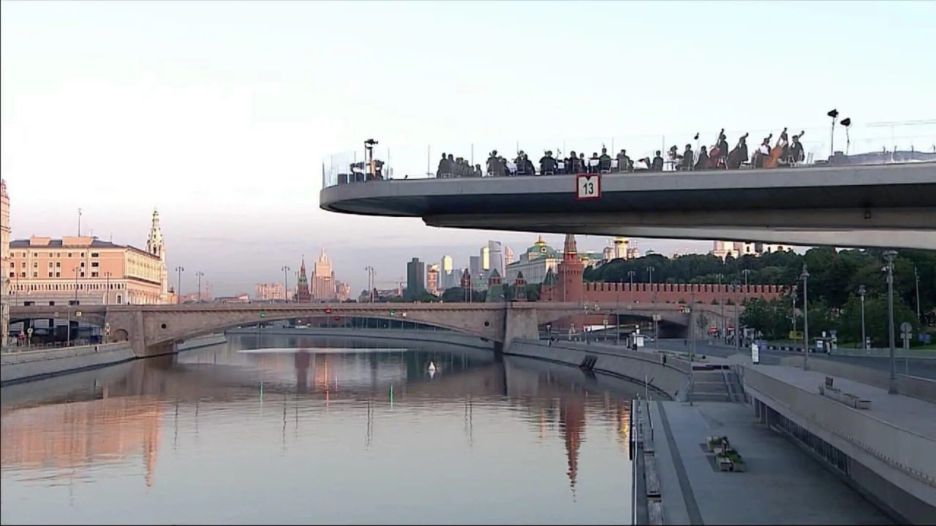 22 июня мост. Парк Зарядье мост. Москва парящий мост Зарядье. Парящий мост в Москве в парке Зарядье. Зарядье мост летающий.