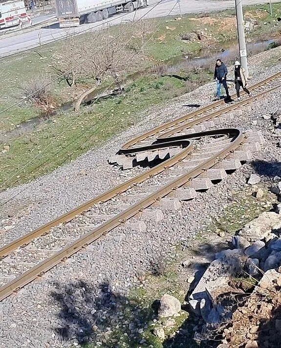 Землетрясение в т. Рельсы. Железная дорога в Турции после землетрясения. Железнодорожное полотно. Железнодорожные пути.