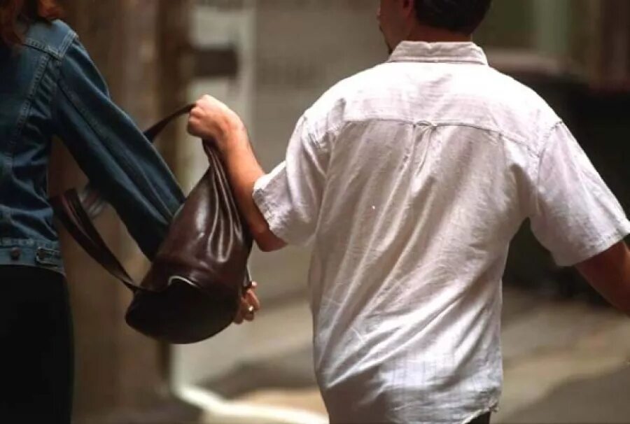 Мужики крадут. Грабят сумку. Кража сумки на улице. Грабеж сумки. Украл сумку.