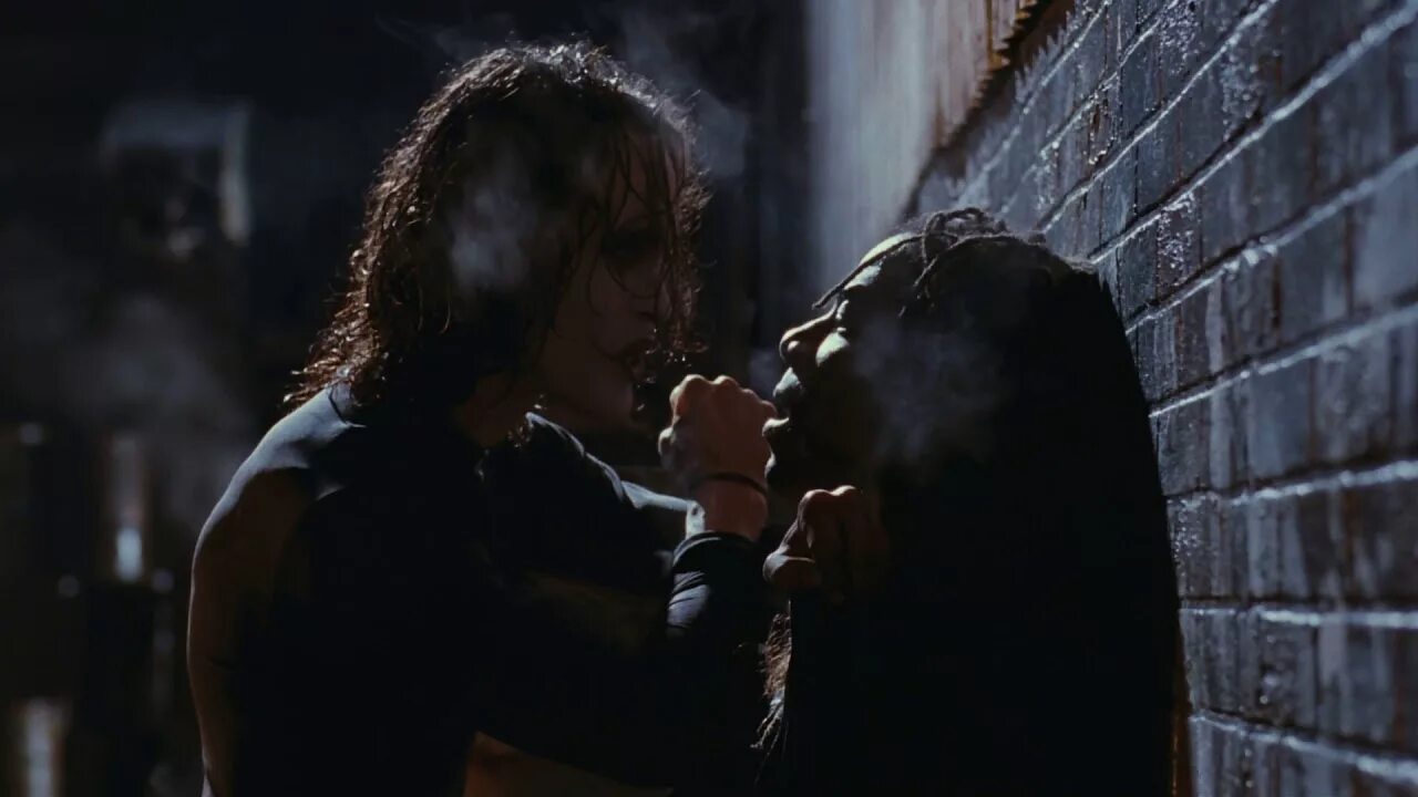 Ворон 1994 брэндон ли. To go to the crow. Могила эрик дрейвен фильм. Brandon lee ворон 1994. Ворон 1994.