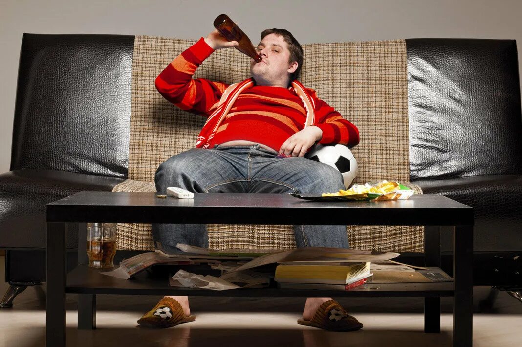 Неудачник просидевший. Лежит на диване. Мужчина на диване. Жирный человек на диване. Толстый мужчина на диване.