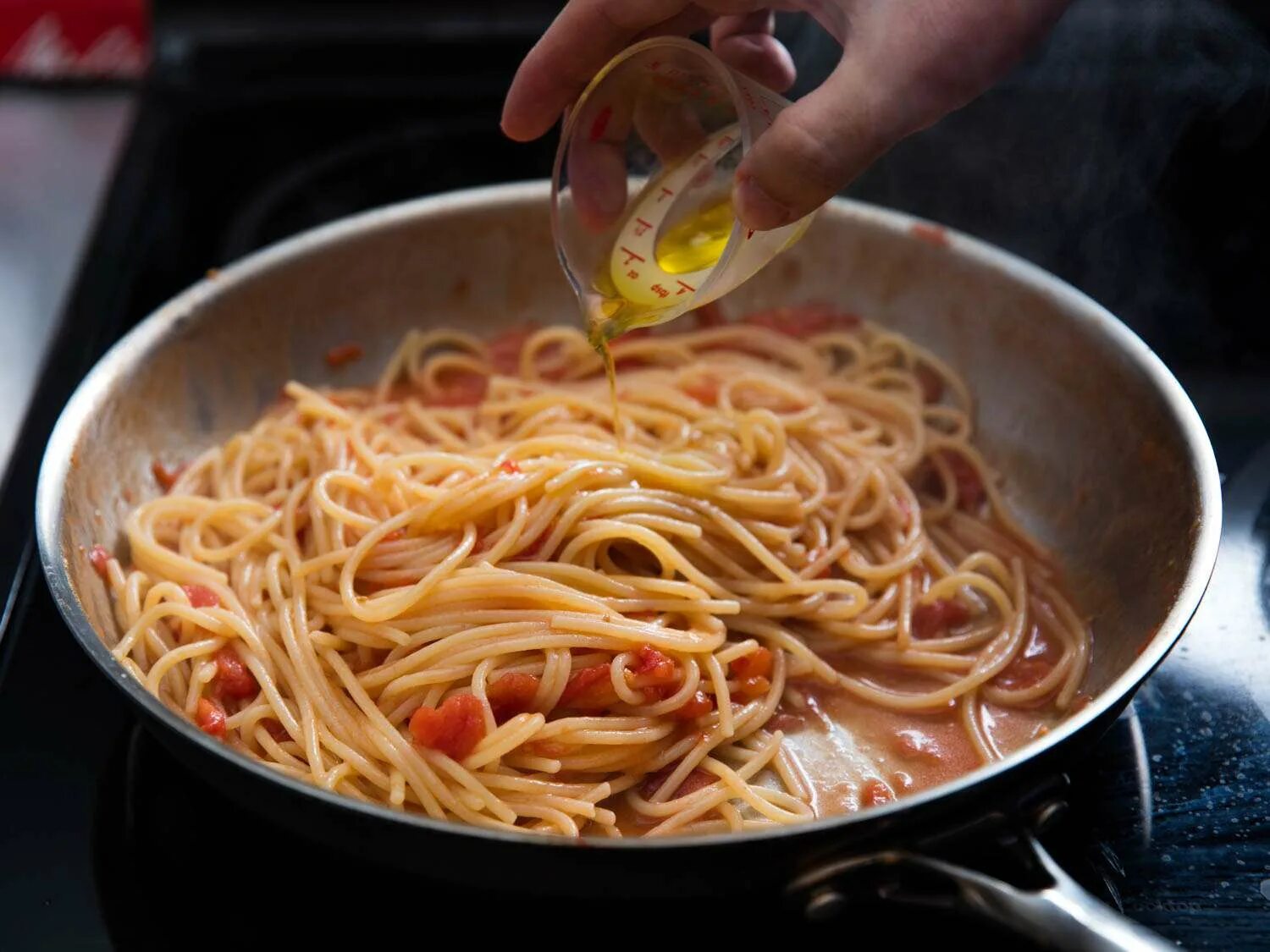 Cook pasta. Макароны варятся. Как готовить макароны. Торт в форме спагетти. Наслаждение от макарон.