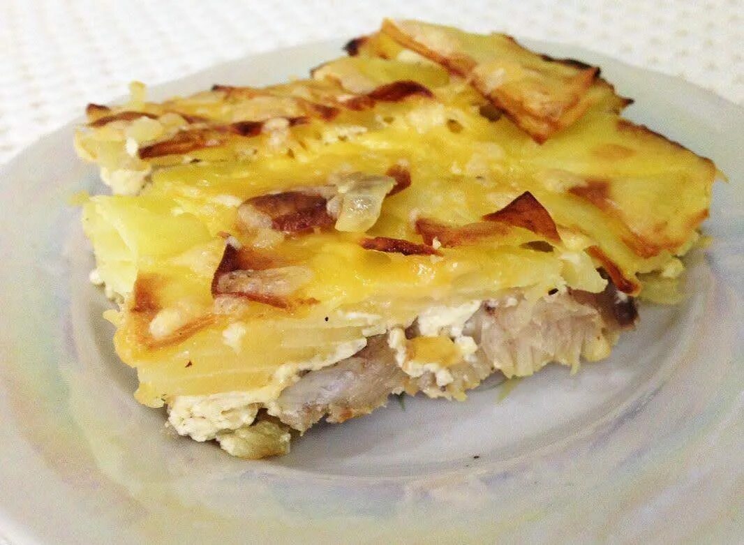 Запеканка с картошкой и фаршем в духовке. Картофельная запеканка с рыбой. рыбная запеканка с картофелем. запеканка с рыбой и картошкой в духовке. запеканка картофельная с рыбкой.