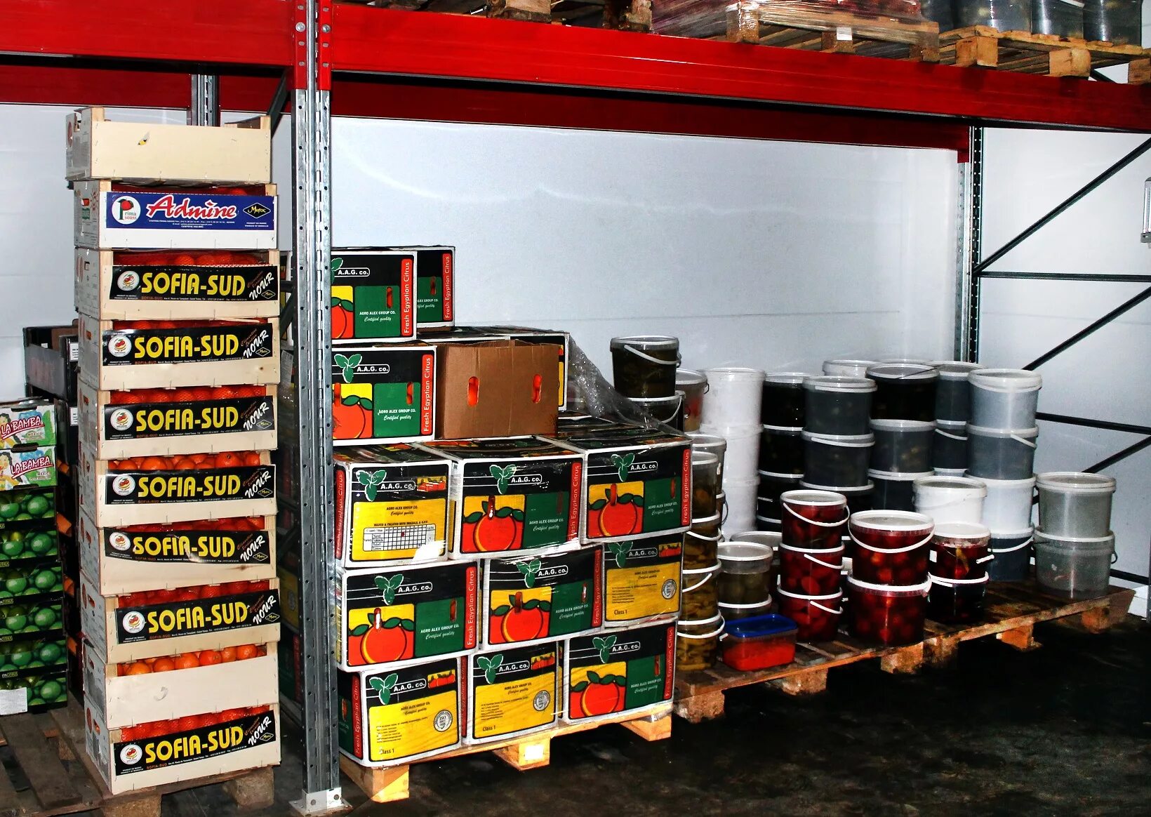 Хранение продуктов на складе. Складские помещения для хранения. Хранение продуктов питания на складе. Помещения хранения пищевых продуктов.