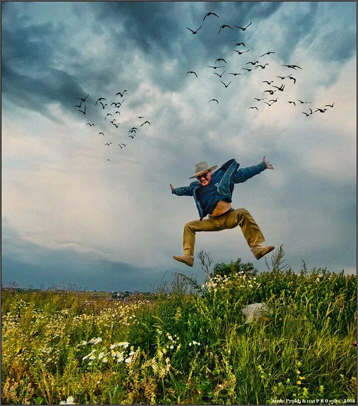 Удивленная девушка. Молодежь в прыжке на белом фоне. Безумная радость. Безумная радость. Коллаж радости жизни.