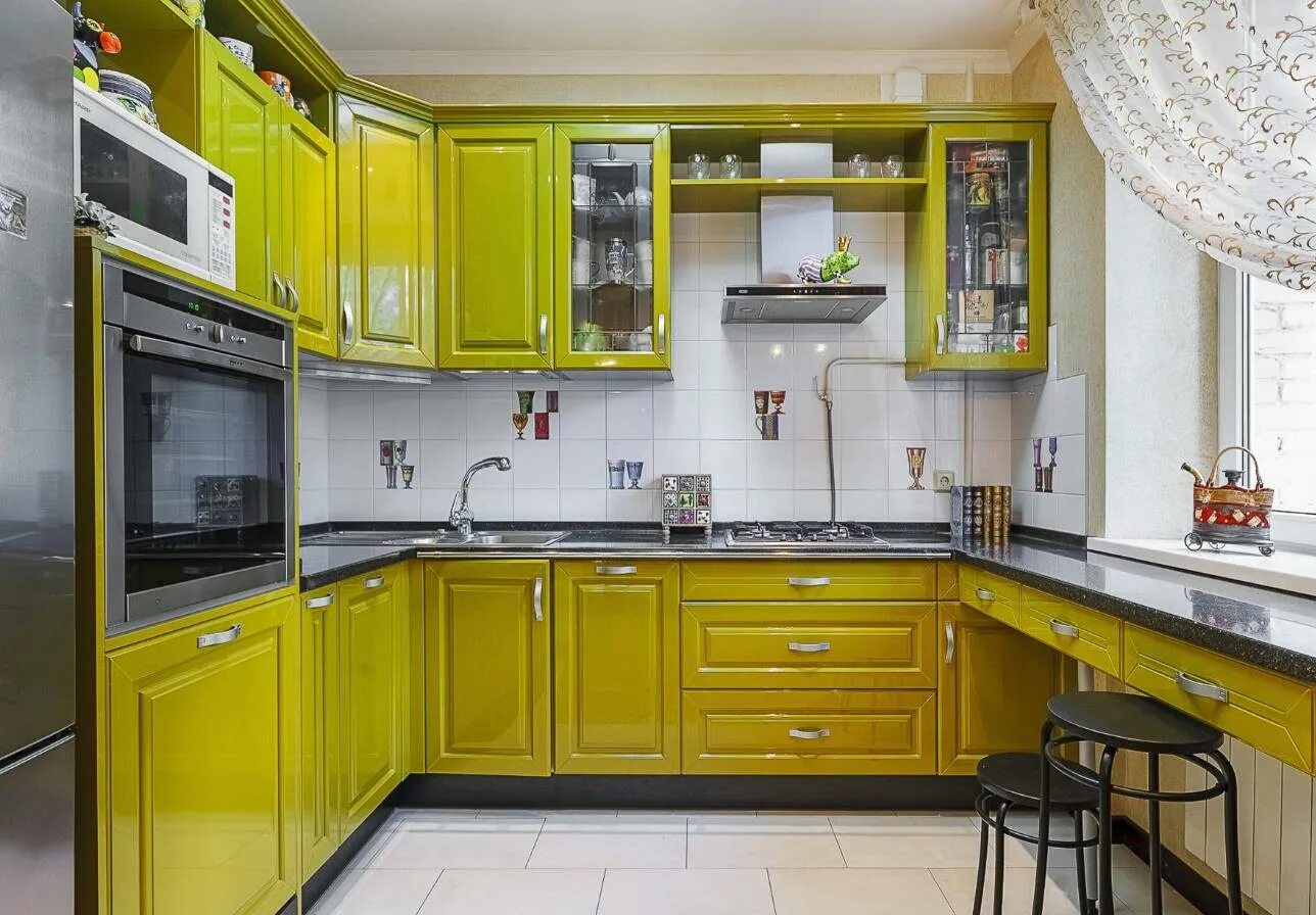 Интерьер угловой кухни. Кухня угловая дизайн. Кухонный гарнитур горчичного цвета. Желтая кухня классика.