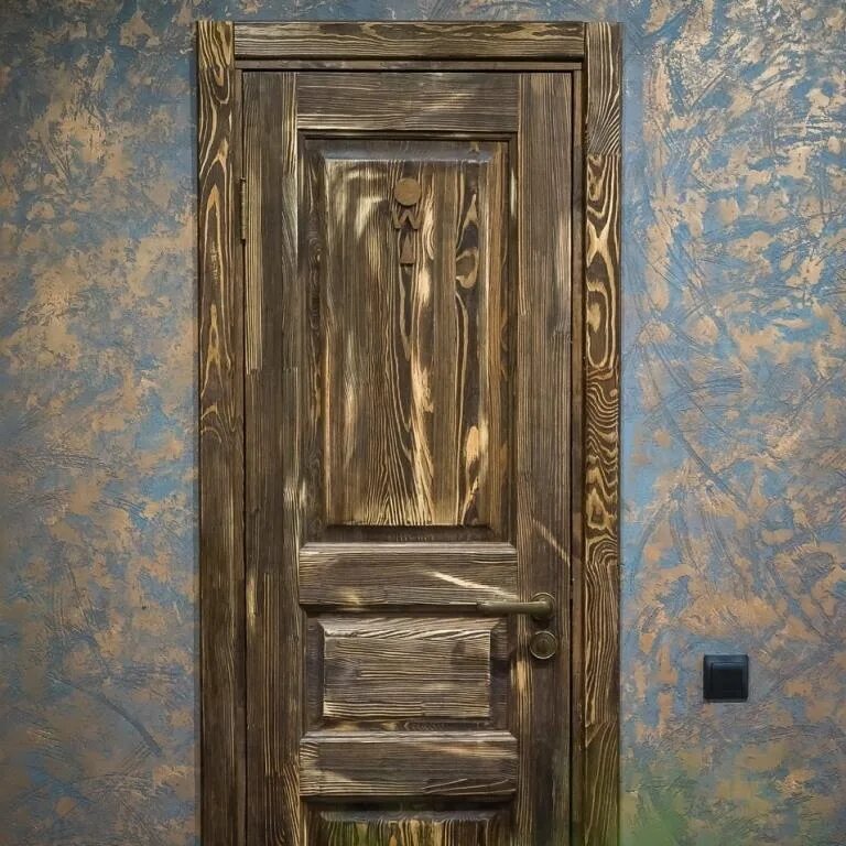 Двери массив брошированные. Старая деревянная дверь. Окрашенная деревянная дверь.