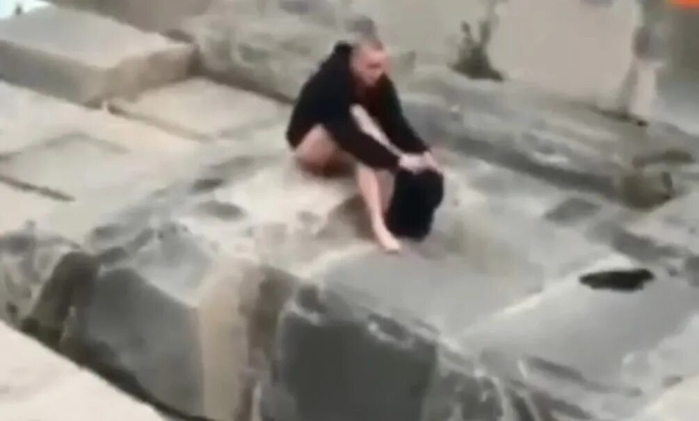 Что выходит из уст оскверняет человека