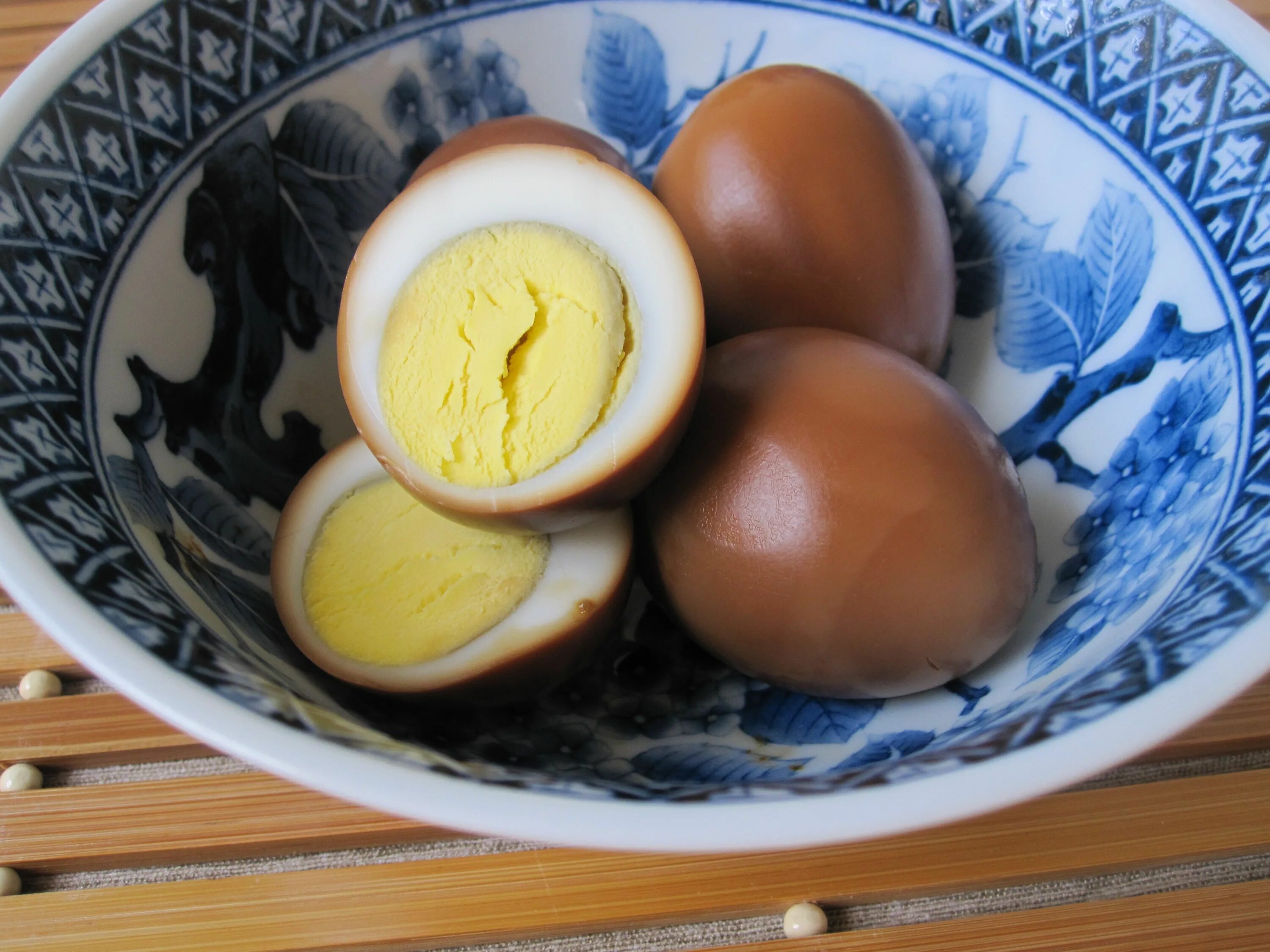 Яйца в соевом соусе по корейски. Яйцо адзитама. Яйца в соевом соусе. Китайские вареные яйца. Яйца вареные в соевом соусе.