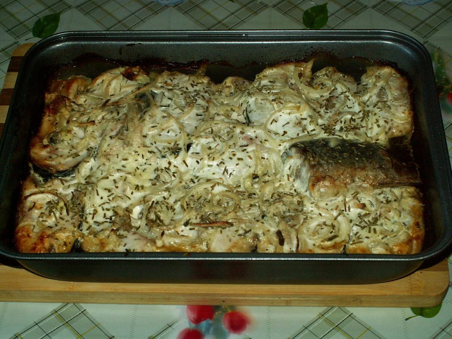 горбуша в сливочном соусе. рыба в духовке с сыром и сметаной. минтай под соусом в духовке. рыба запеченная в сметанном соусе. рыба кусочками в духовке.