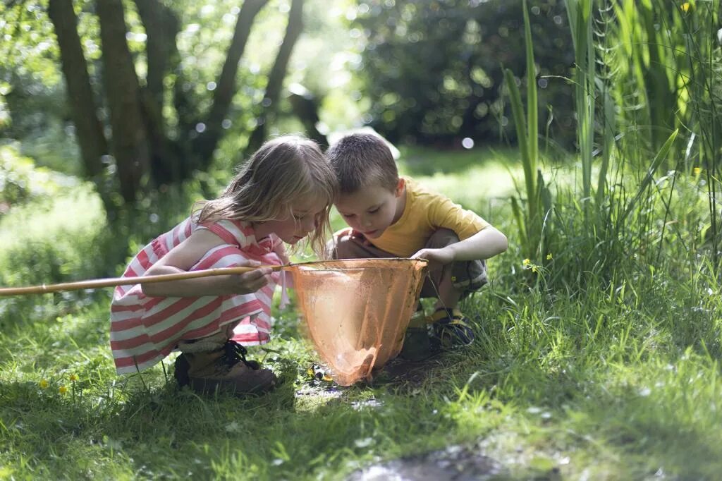 Любопытство 3. Дети и природа. Малыш на природе. Детская фотосессия на природе летом. Любознательность детей.
