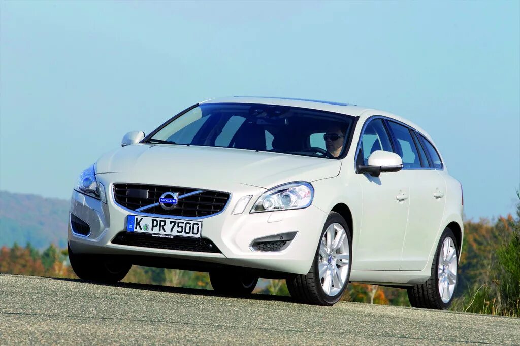 Volvo v60 2011. Volvo v60 Summum. Volvo v60 t4. Вольво гибрид.