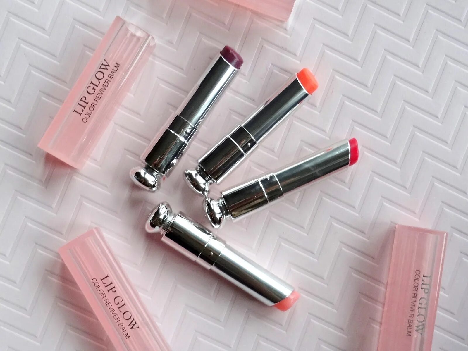 Lipstick balm glow injection. Dior lip glow balm. lip glow color reviver balm dior. dior lip balm addict lip glow. диор аддикт лип глоу.