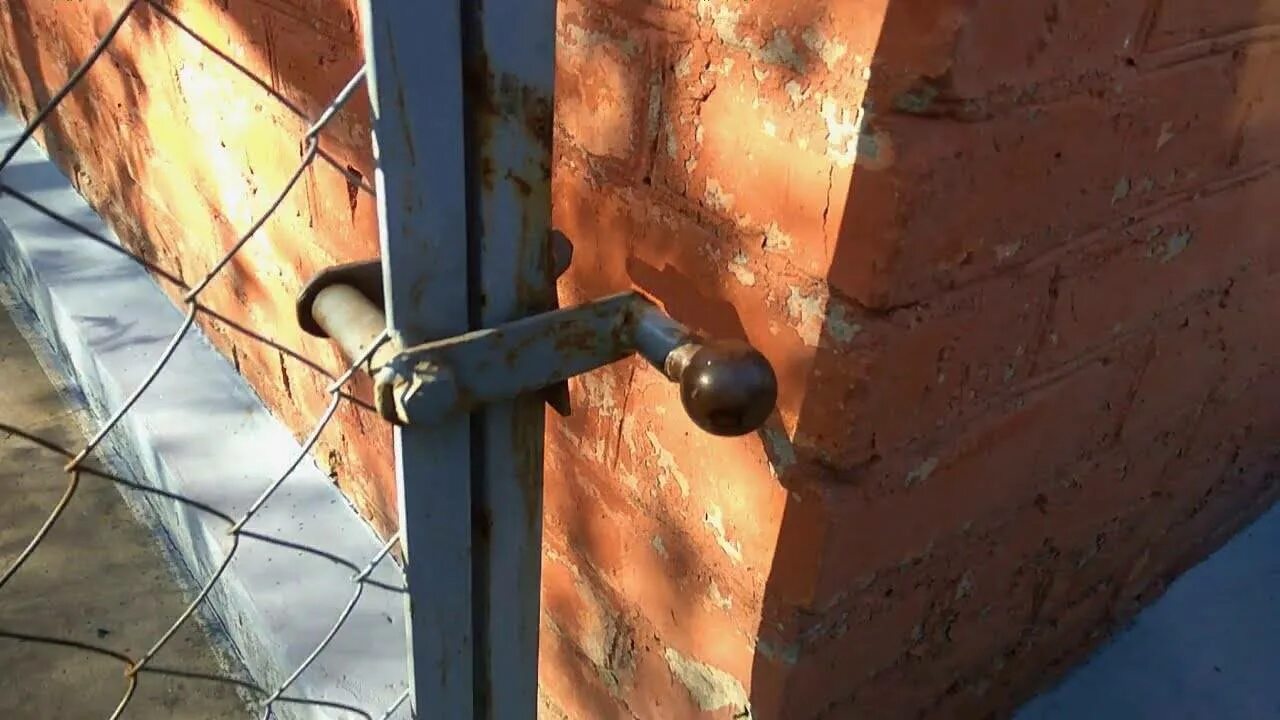 Как открыть засов двери