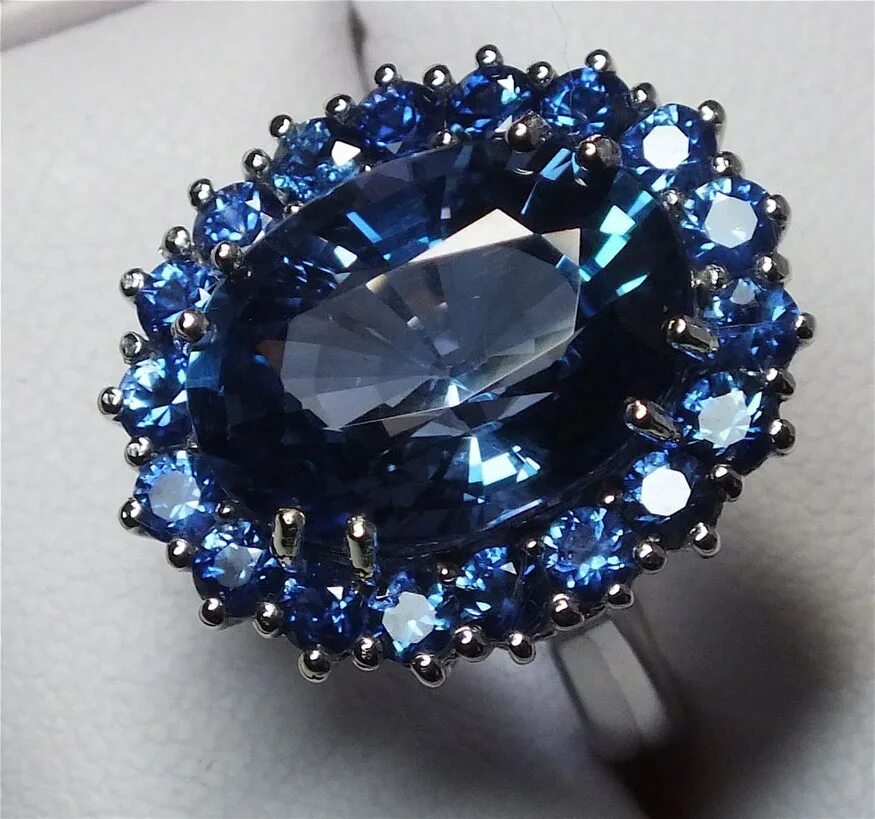 Sapphire сапфир. Кольцо танзанит сапфир. Синий сапфир камень. Камень кашмирский сапфир. Голубой и синий сапфир.