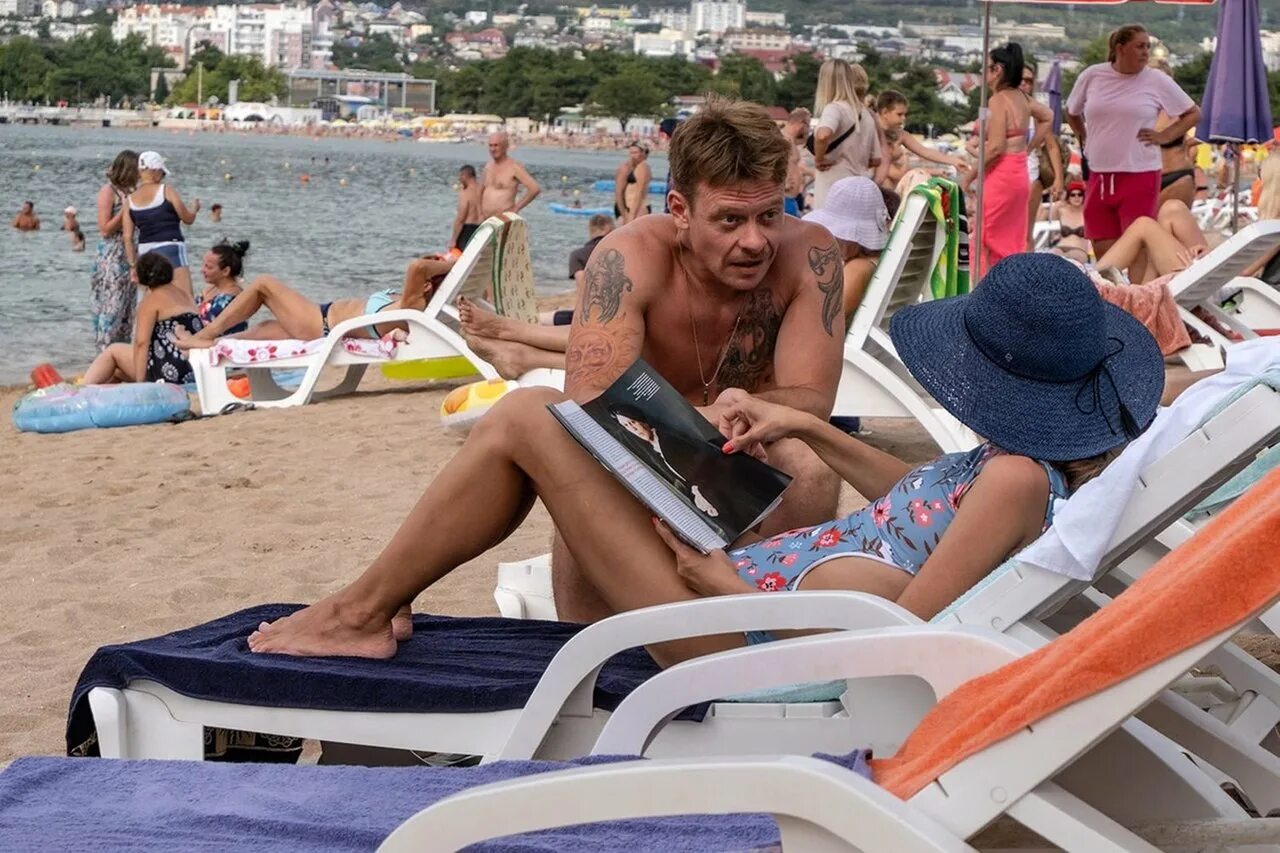 В каком городе снимали отпуск. Сериал отпуск на тнт 2025. павел майков в сериале отпуск. демис карибидис сериал отпуск. сериал отпуск майков.