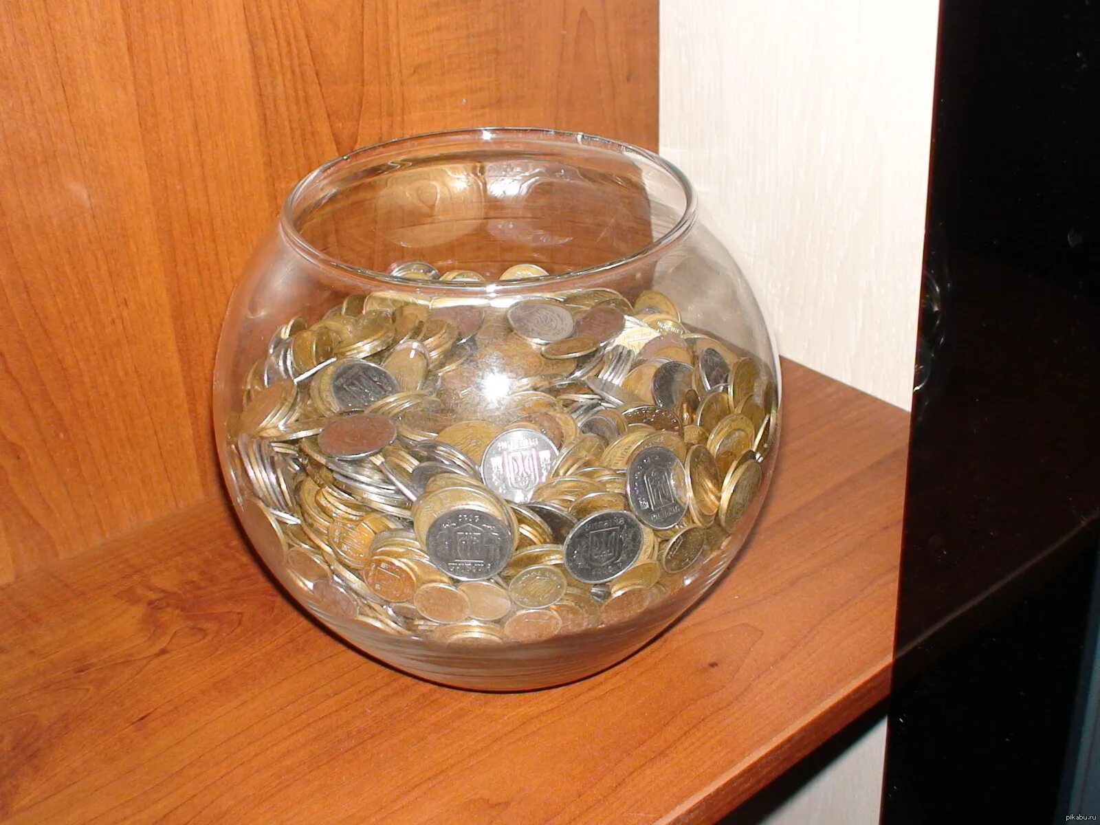 Копилка для мелочи. Копилка для денег. Банки с деньгами. Полная копилка. Полная копилка монет.