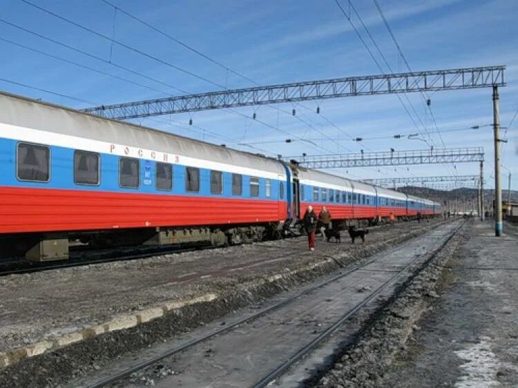 Поезда белогорск амурская область. Главный поезд России. Пассажирские поезда РЖД видео. Электровоз поезд РЖД 1 Владивосток Москва. Поезд с российским флагом.