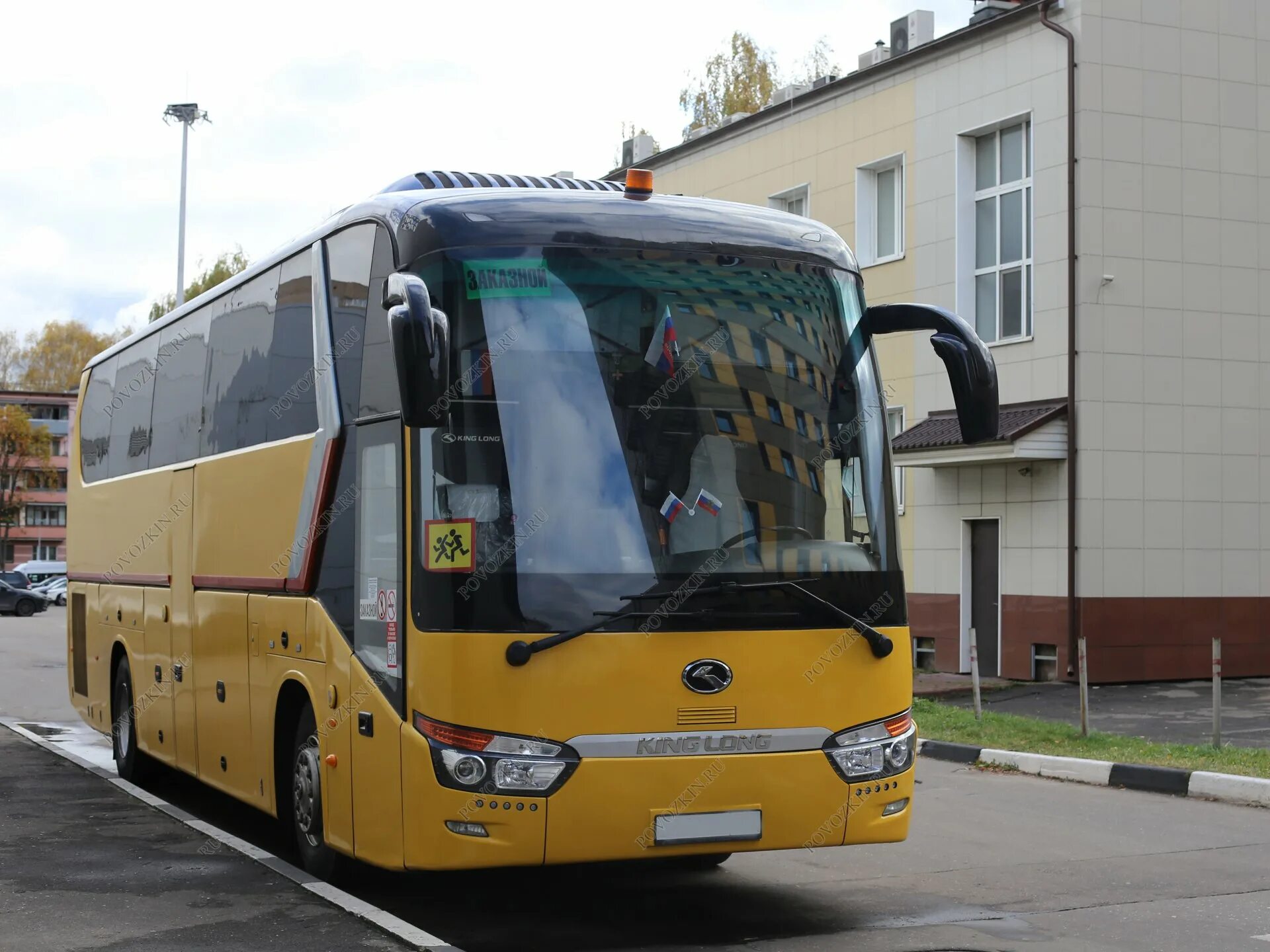 Желтый школьный автобус. Жёлтый школьный автобус. Школьный автобус Москва. Водитель школьного автобуса. Маленький желтый автобус.
