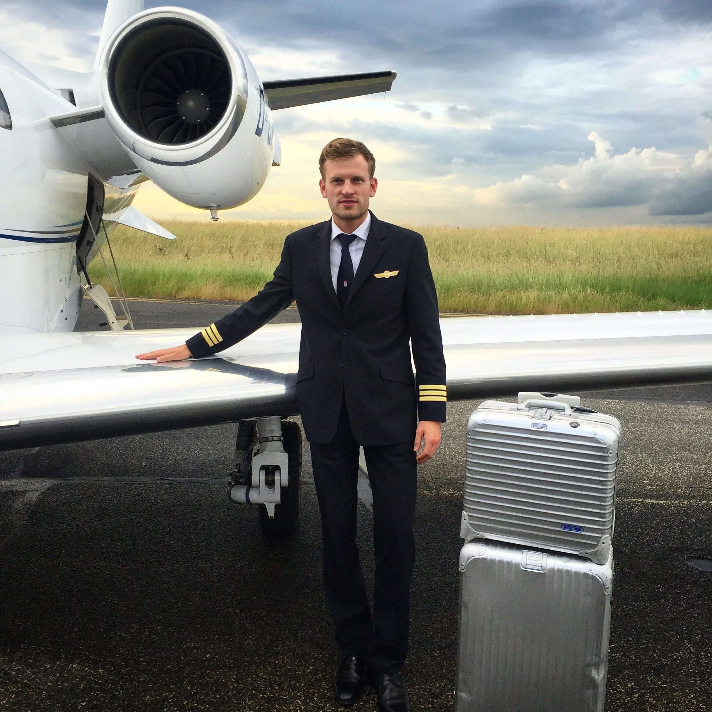 Летчик мартенюк. Виктория новак бортпроводница. Бизнес пилот. Бизнес пилот. Бизнес пилот.