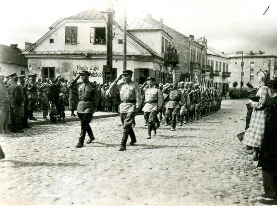 Брестская крепость в день освобождения. 28 Июля 1944 года. Освобождение Бреста в 1944 году. 28 Июля 1944 года войска 1-го белорусского фронта освободили город Брест.. 28 Июля 1944 года Брест освобожден от фашистских войск. В каком году брест стал советским