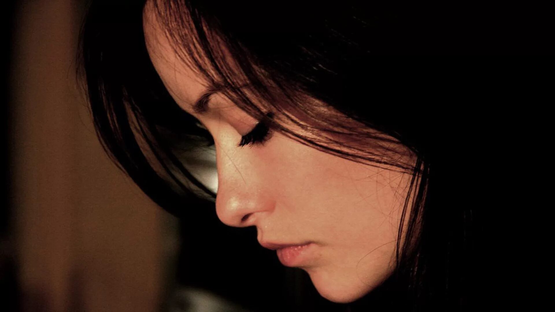 Девушка взгляд вниз. Портрет девушки. Девушка взгляд вниз. Девушка опускает глаза вниз. Грустная красивая девушка.