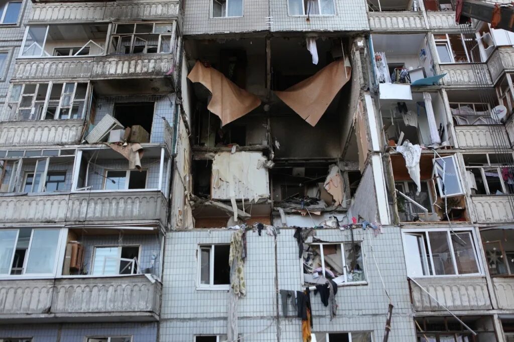 Заброшенные квартиры в москве. Квартира от государства. Квартира в ужасном состоянии. Заброшенная квартира в жилом доме. Окно зима.