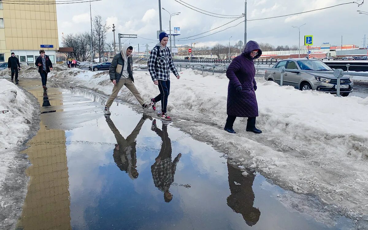Идет потепление. Потепление зимой. Потепление в Москве. Тает снег в Москве.