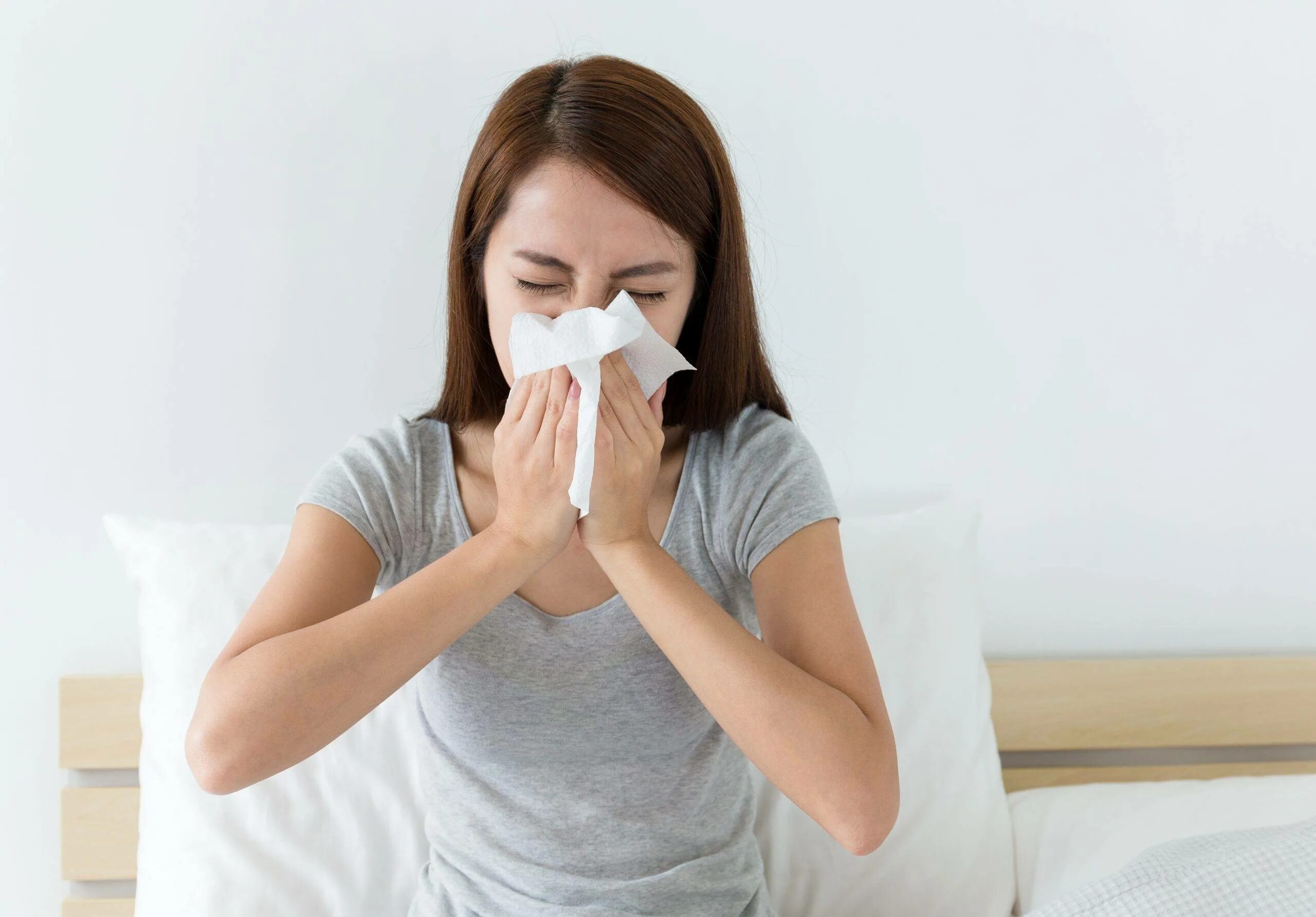 Почему человек чихает и кашляет. Чихает ли здоровый человек. Человек кашляет. Почему мы здоровые. При кашле и чихании.