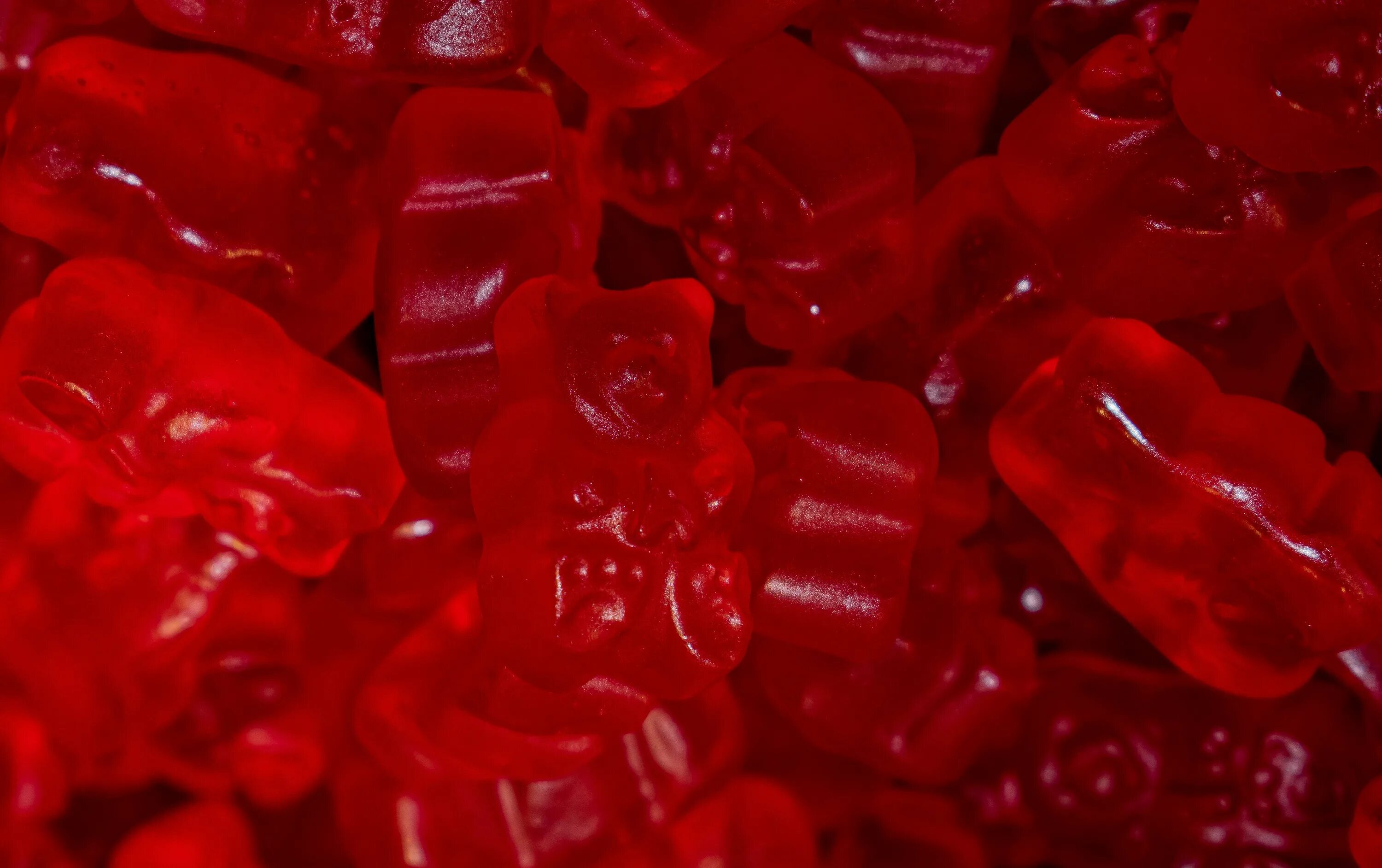 Красный сперва. Мишки Гамми мармелад. Красные мармеладки. Красный леденец. Мармеладные конфеты.