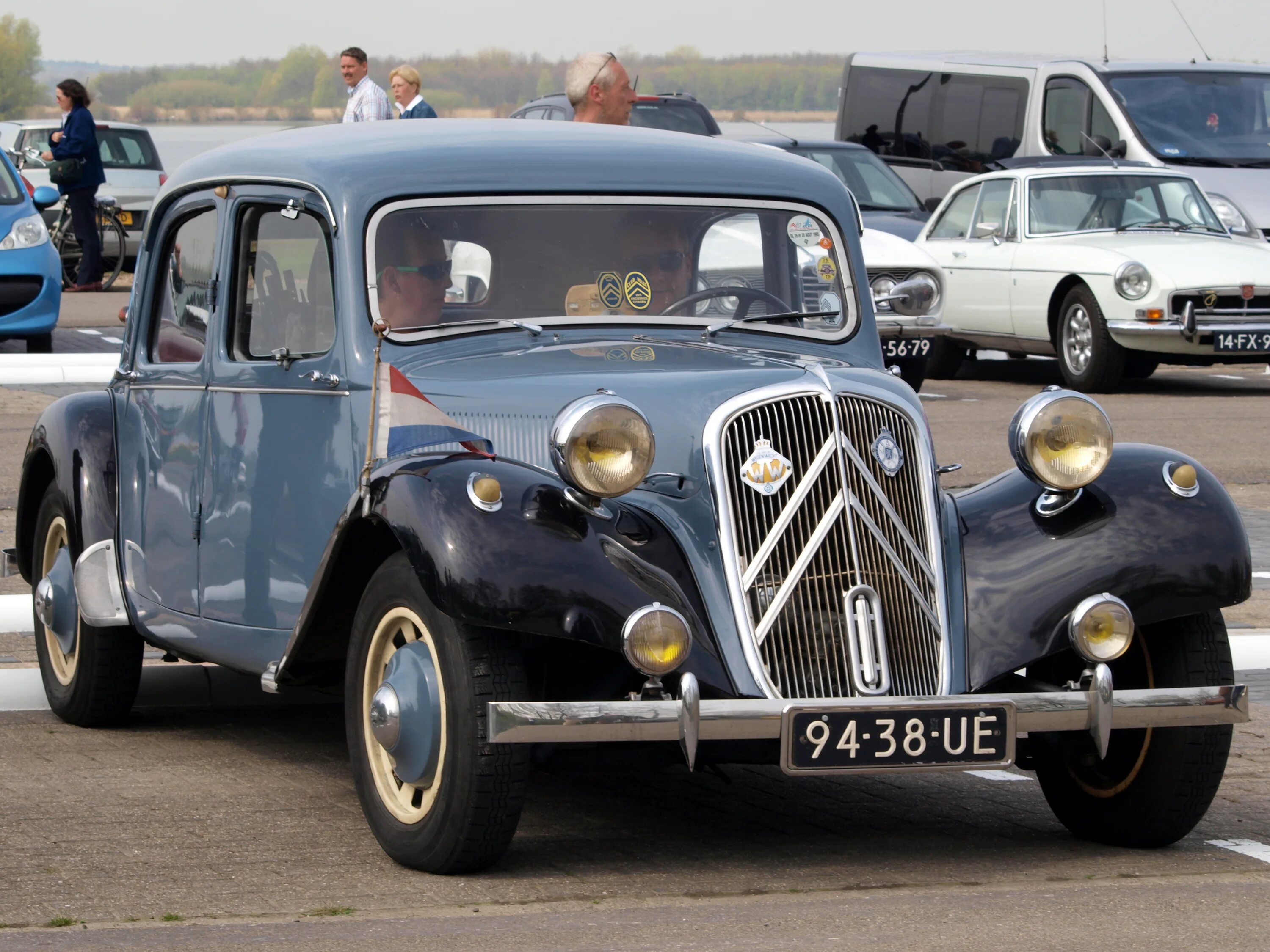 Cv 11. Citroen traction 11cv. Citroen 11cv вермахта. Citroen 11cv Soviet. Траксьон Аван.