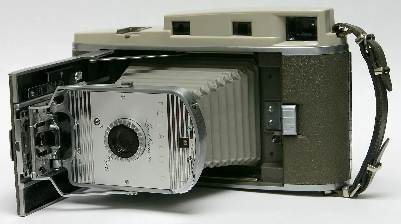 Camera models. Фотоаппарат polaroid 1963. первая камера полароид 1963. polaroid первый фотоаппарат. polaroid land camera model 180.