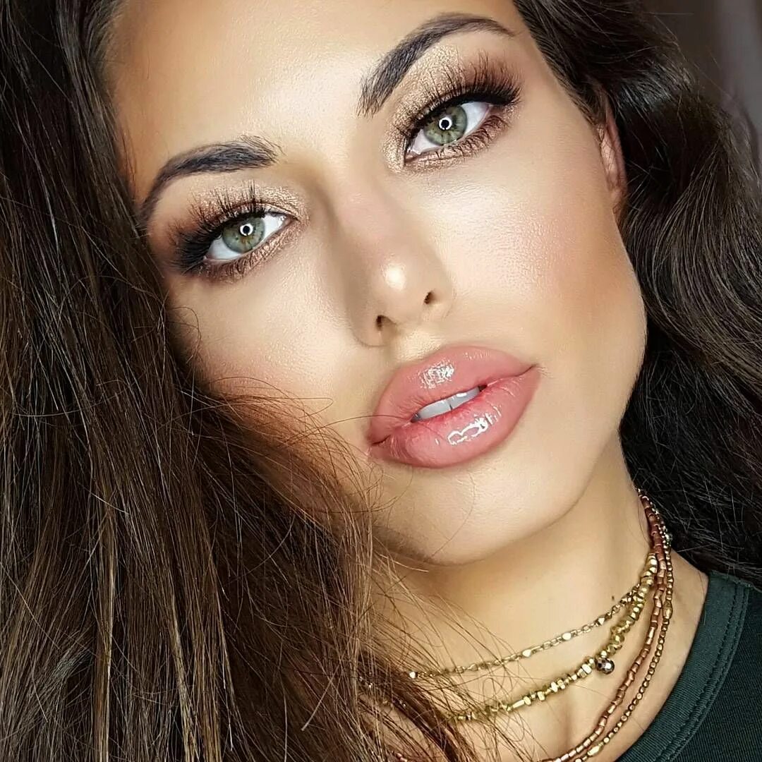 Красивые пухлые губы. Красивые пухлые губы. Красивые девушки с пухлыми губами. Красивые большие губы. Тейлор хилл брови 2020.