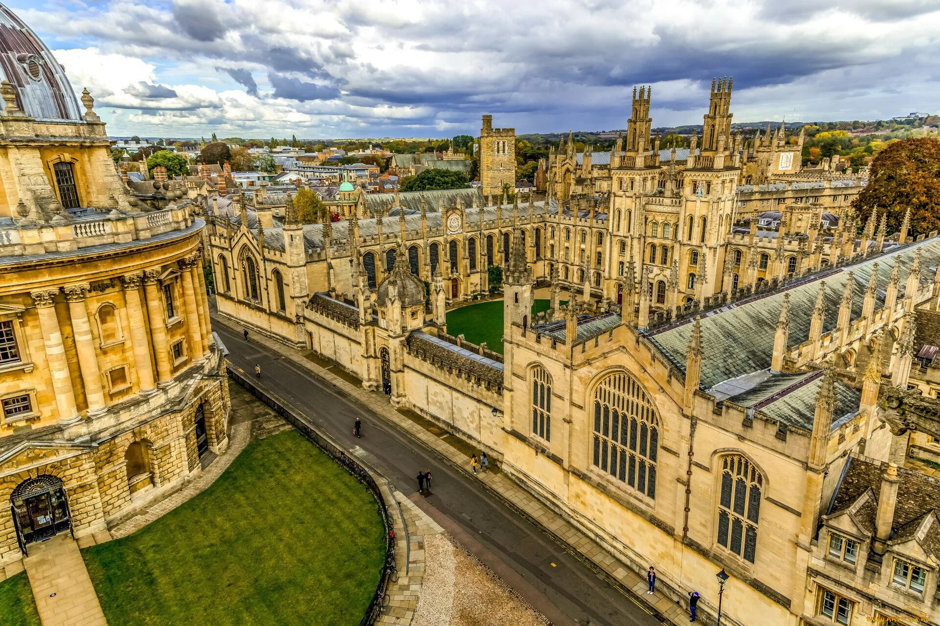 Oxford university town. Оксфордский университет Великобритания. Англия Оксфорд и Кембридж. Оксфорд университет площадь. Оксфорд город в Англии.