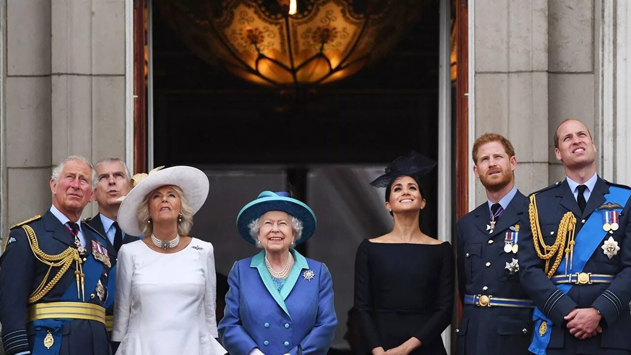 Наследники королевской семьи великобритании. Лилибет диана маунтбеттен виндзор. Современные королевские семьи. Королевская семья великобритании. Принц филипп крестины.