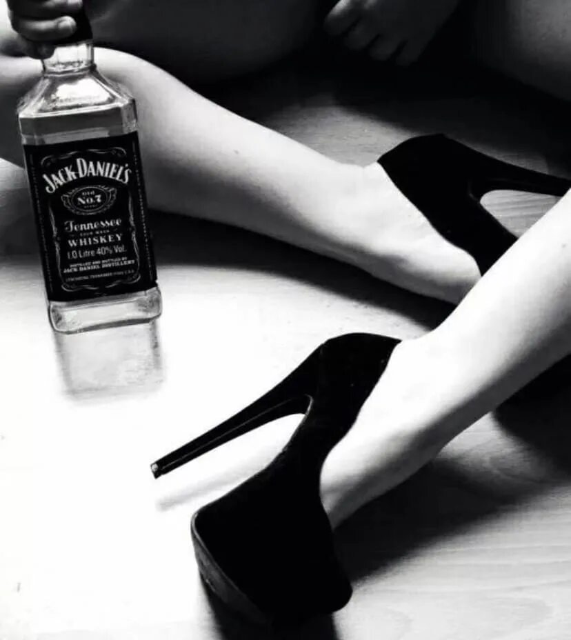 Сегодня я пью виски. Мужчина со стаканом виски. Сегодня пью виски чистым ты думал. Красивые девушки и алкоголь. Красивые девушки и алкоголь.