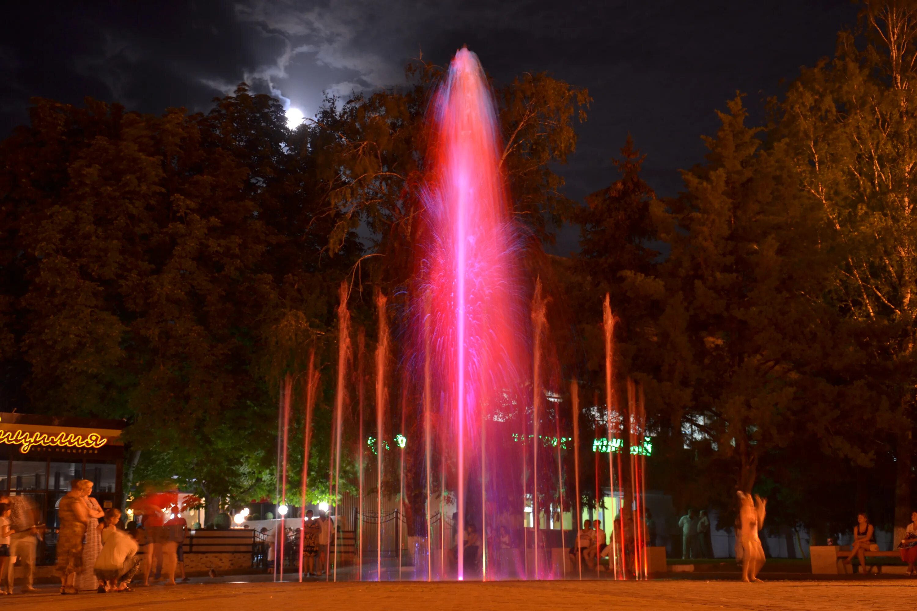 Кореновск какой город. Кореновск Краснодарский край. Фонтан город Кореновск. Дзержинск парк фонтан. Поющий фонтан в Дзержинске.